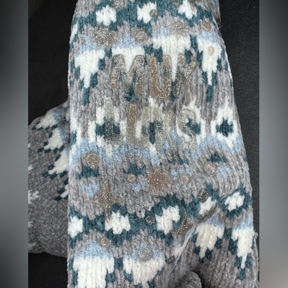 Muk Luks Slip On Cozy Gray and White Knit Slipper Socks - Picture 2 of 5